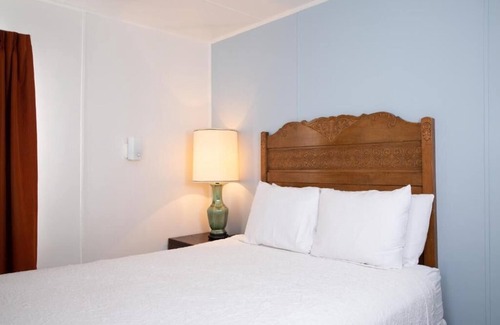 June Lake Hotel | Charming 3-bedroom large family cabin with Wifi and Air Conditioning in fabulous June Lake, CA.