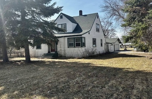 Amherst Apartment | Charming 3-bedroom main floor apartment 5 minutes from Sandlake Wild life refuge