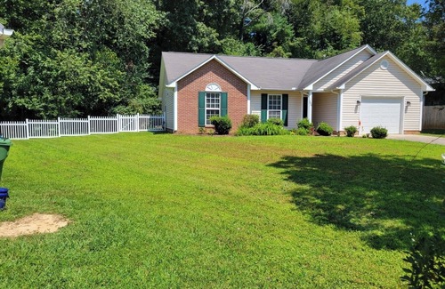 Fletcher House | Charming 3 bedroom pet friendly home!