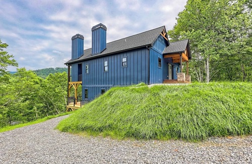 Hayesville Cabin | Charming 3 bedroom Riverside Cabin: WiFi, AC, & 3 Fireplaces in Hayesville, NC