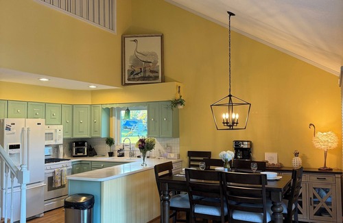Tawas City Cottage | Charming 3-bedroom riverside cottage in brilliant Tawas City