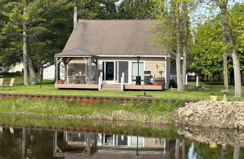 Tawas City Cottage | Charming 3-bedroom riverside cottage in brilliant Tawas City