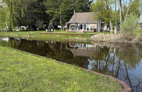 Tawas City Cottage | Charming 3-bedroom riverside cottage in brilliant Tawas City