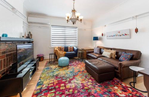 Saint Kilda South Apartment | Charming 3-Bedroom Retreat by St Kilda Gardens