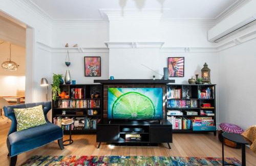 Saint Kilda South Apartment | Charming 3-Bedroom Retreat by St Kilda Gardens