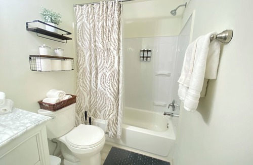 Winchester House | Charming 3-bedroom townhome with AC and WiFi in lovely Winchester