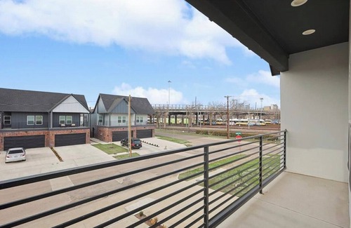 Dallas House | Charming 3-bedroom townhome in fantastic Dallas with AC