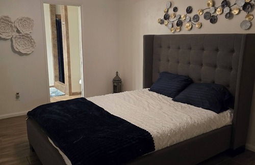 Oildale House | Charming 3-bedroom 2 Bath house with WiFi and AC/Heat and Pool in Bakersfield
