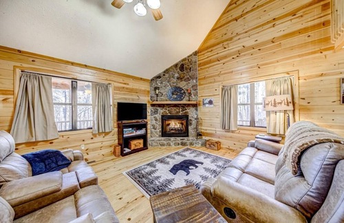 Blairsville Cabin | Charming 3 bedroom, 3 bathroom Cabin w/Game room. Wifi, wrap around porches
