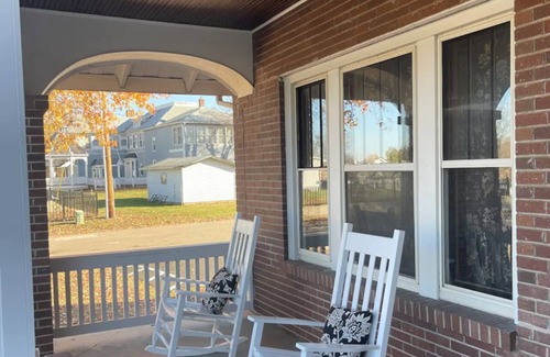 Bonne Terre House | Charming 3-bedroom bungalow just a walk away from all the locals favorites!
