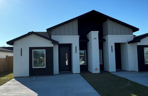 Brownsville House | Charming 3-bedroom house in Brownsville minutes away from SpaceX!
