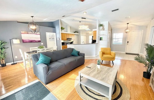 Gainesville House | Charming 3-bedroom house with Private Pool and HOT TUB in lovely Gainesville