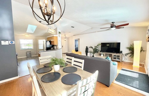 Gainesville House | Charming 3-bedroom house with Private Pool and HOT TUB in lovely Gainesville