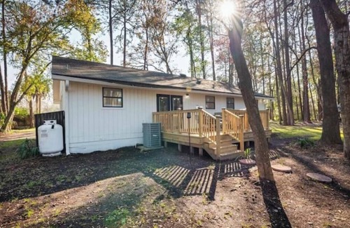 Englewood Cottage | Charming 3-bedroom cottage in wonderful Jacksonville with AC