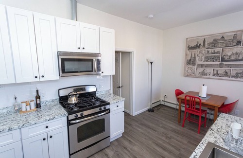 The Heights Apartment | Charming 3-bedroom apartment with AC, WiFi in lovely Jersey City