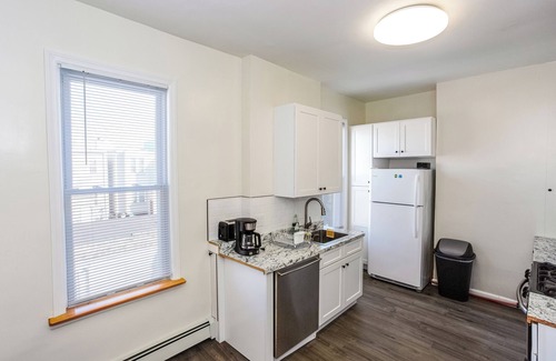 The Heights Apartment | Charming 3-bedroom apartment with AC, WiFi in lovely Jersey City