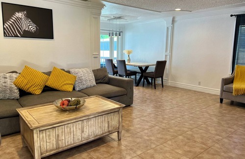 Reseda House | Charming 3-bedroom house with WiFi, pool and jacuzzi in Los Angeles