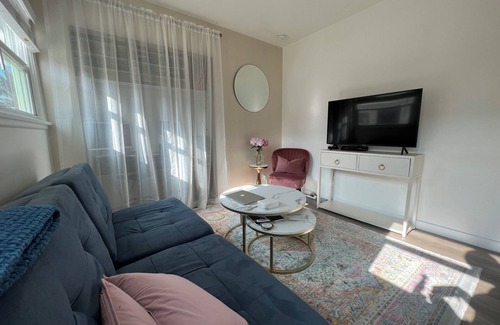 Reseda House | Charming 3-bedroom house with Pool, AC and WiFi in fabulous Reseda