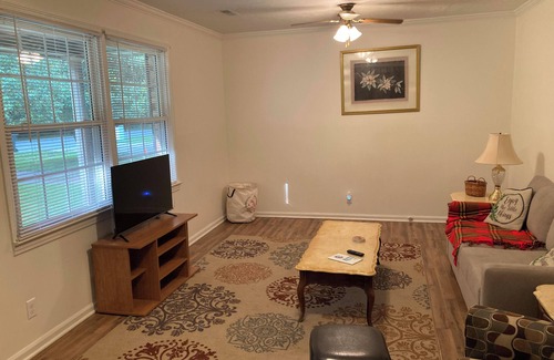 Madisonville House | Charming 3-bedroom house with AC and WiFi in Madisonville