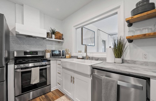 Plymouth House | Charming 3-bedroom house with AC and WiFi. LAKE ACCESS King Beds! Newly Remodel
