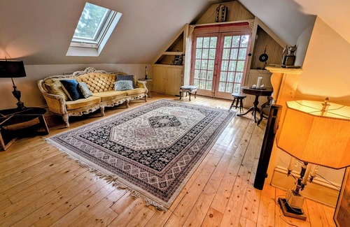 Uptown Apartment | Charming 3-bedroom apartment with laundry and blazing WiFi in serene Minneapolis