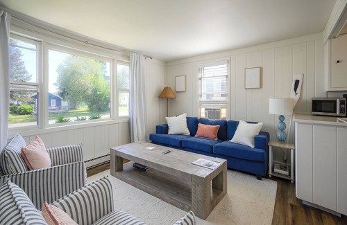 Narragansett Cottage | Charming 3-bedroom cottage with AC and WiFi in quaint Narragansett