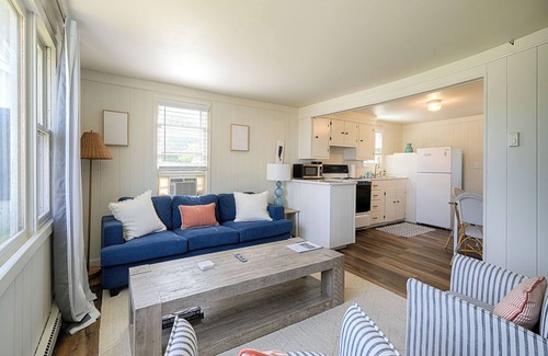 Narragansett Cottage | Charming 3-bedroom cottage with AC and WiFi in quaint Narragansett