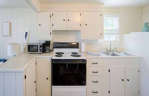 Narragansett Cottage | Charming 3-bedroom cottage with AC and WiFi in quaint Narragansett