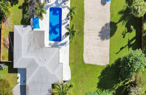Central Business District House | Charming 3-bedroom bungalow with Heated pool in Oakland Park/Fort Lauderdale.