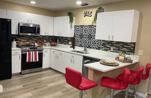 Fox Chase Cottage | Charming 3-bedroom cottage with Pool, Pet &kid friendly,sleeps 8 in Palm Harbor