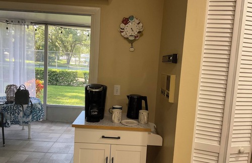Fox Chase Cottage | Charming 3-bedroom cottage with Pool, Pet &kid friendly,sleeps 8 in Palm Harbor