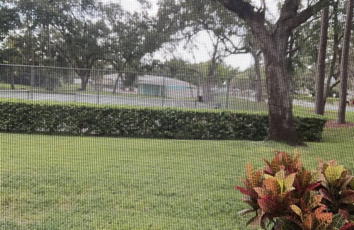 Fox Chase Cottage | Charming 3-bedroom cottage with Pool, Pet &kid friendly,sleeps 8 in Palm Harbor