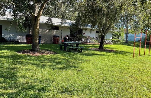 Fox Chase Cottage | Charming 3-bedroom cottage with Pool, Pet &kid friendly,sleeps 8 in Palm Harbor