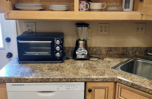 Newbold House | Charming 3-bedroom house in fabulous Philadelphia with WiFi, AC