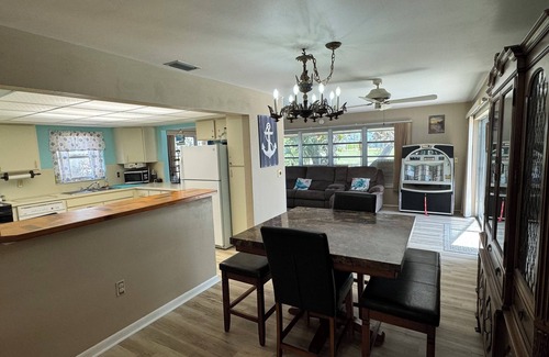 Oakland Hills House | Charming 3-bedroom house with AC, Heated Pool, and WiFi in lovely Rotonda West