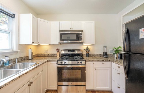 Jefferson House | Charming 3-bedroom house in serene San Antonio with WiFi, AC