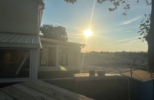 Sodus Point Cottage | Charming 3-bedroom BEACHFRONT cottage with WiFi and AC in enchanting Sodus Point