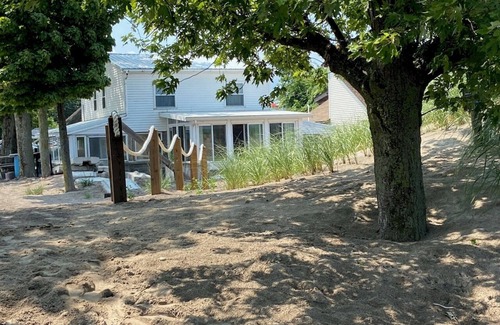 Sodus Point Cottage | Charming 3-bedroom BEACHFRONT cottage with WiFi and AC in enchanting Sodus Point