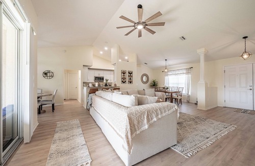 Spring Hill House | Charming 3-bedroom house in beautiful Spring Hill with WiFi, AC