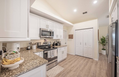 Spring Hill House | Charming 3-bedroom house in beautiful Spring Hill with WiFi, AC