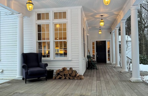 Stone Ridge House | Charming 3-bedroom farm house in peaceful Stone Ridge with Hot Tub & Bocce court