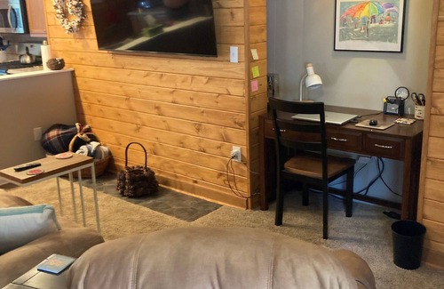 White Cloud Cottage | Charming 3-bedroom cottage with WiFi and AC in delightful White Cloud