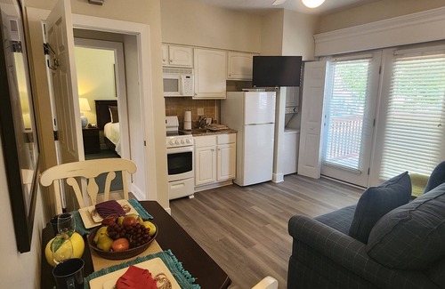 Lackey Cottage | Charming 3-bedroom cottage with AC, fitness room, WiFi in Williamsburg.