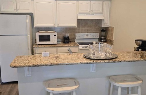 Lackey Cottage | Charming 3-bedroom cottage with AC, fitness room, WiFi in Williamsburg.