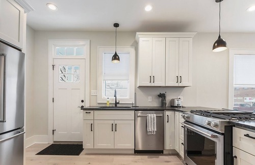 Zelienople House | Charming 3 Bedroom w/ Primary Suite
