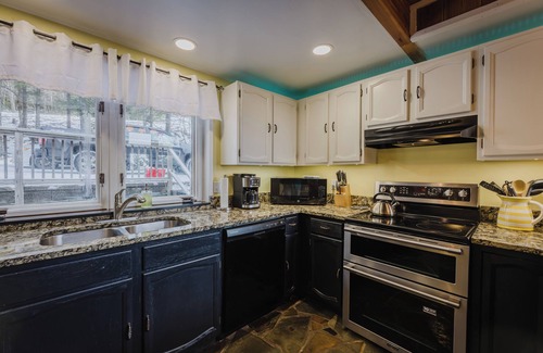Snowshoe House | Charming 3-bedroom Westridge House with AC at Snowshoe