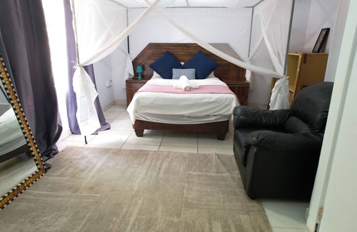 Livingstone Resort | Charming 3-bedroom resort with Garden, swimming pool, WiFi, AC in Livingstone