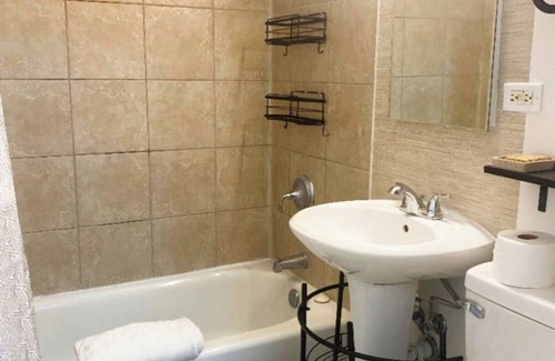 Oak Park House | Charming 3 beds 2 full baths close to Chicago downtown walking to trains