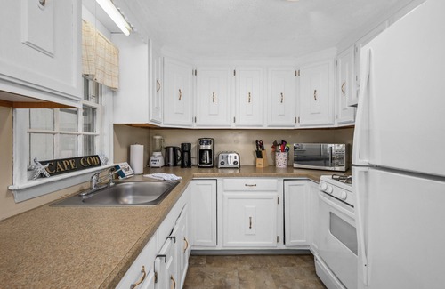 West Yarmouth Cottage | Charming 3-BR Cape Cod Cottage, 0.2 mi from Lewis Bay Beach with Sunroom & Patio Grill