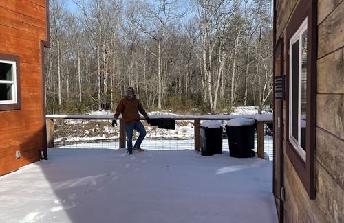 Pikeville House | Charming 3-BR Cabin/House, Pool, creek, 35Acres with Fiber Internet in Pikeville